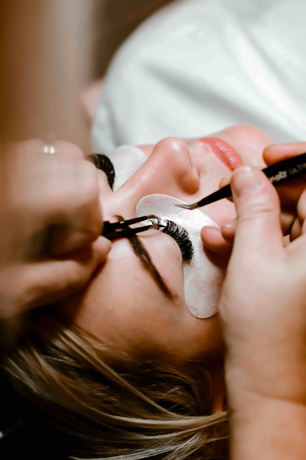 Lash and brow beauty treatment at Body Roll Spa